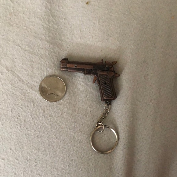 gun keychain/toy - Picture 1 of 3